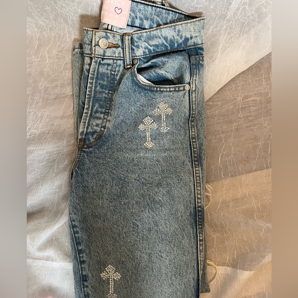 Revice bedazzling cross jeans steaight leg with butt rip - Picture 5 of 10